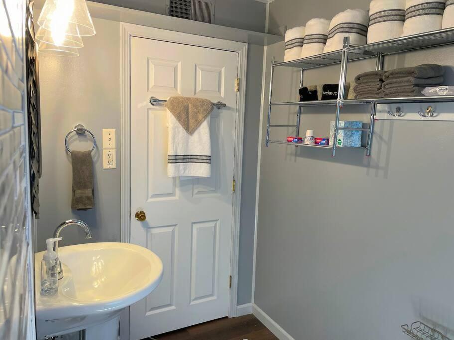 *King Bed/3Bds House Near Naval Base & 6Flags* Apartment Waukegan Exterior photo